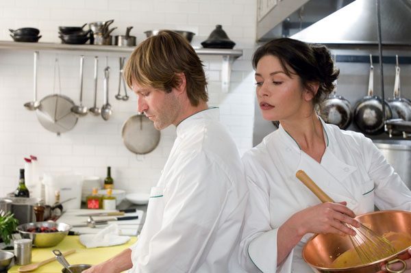 Aaron Eckhart and Catherine Zeta-Jones in No Reservations.
