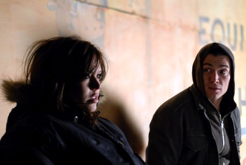 Mandy Moore and Billy Crudup in Dedication.