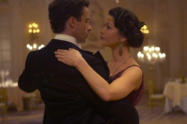 Guy Pearce and Catherine Zeta-Jones in Death Defying Acts.