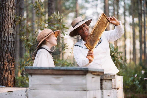 Dakota Fanning and Queen Latifah in The Secret Life of Bees.