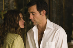 Ex-CIA officer Claire Stenwick (JULIA ROBERTS) and former MI6 agent Ray Koval (CLIVE OWEN). Click image to expand.