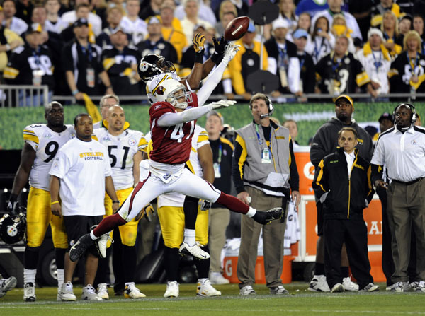 Aaron Francisco (#47) of the Arizona Cardinals and an unidentified Pittsburgh Steelers player vie for a pass.