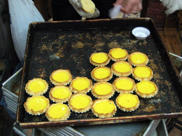 Daan taats hot from the oven at Tai Cheong bakery.