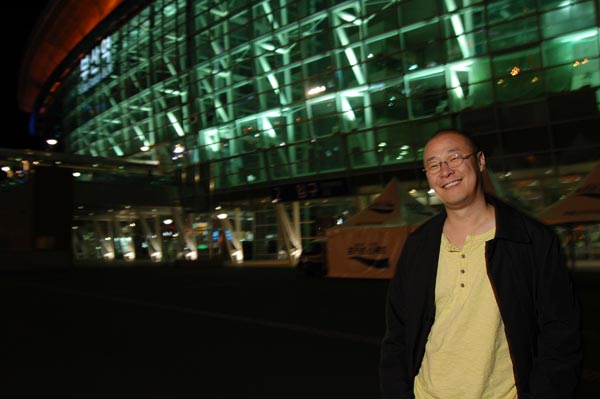 Korean-born U.S. film director Wonsuk Chin plans to use a Hollywood cast in his movie about expatriate life in Busan, South Korea.