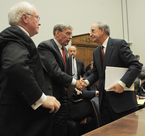 Major League Baseball Commissioner Bud Selig shakes hands with George Mitchell.