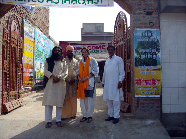Umendra Dutt, the author (in orange scarf), and other workshop participants.