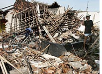 Write your own clichéd caption about the Indonesia earthquake
Click image to expand.
