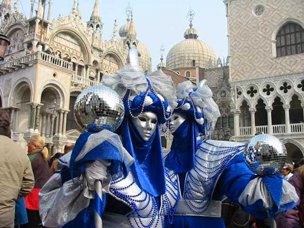 Street performers at Piazza San Marco.