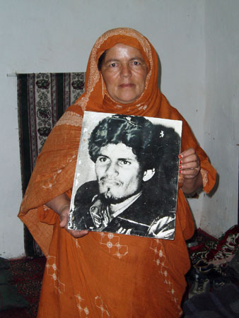 Saharwi woman holding a picture of El Ouali, the founder of the Polisario Front.