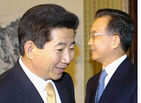 South Korean President Roh Moo-hyun (left) and Chinese Premier Wen Jiabao. Click image to expand.