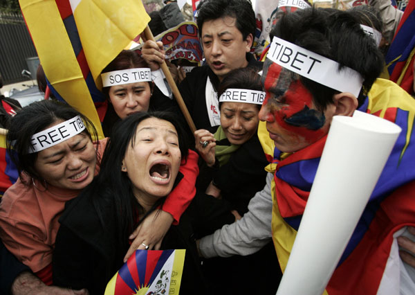 Protesters demonstrate outside the Chinese Consulate in Barcelona.