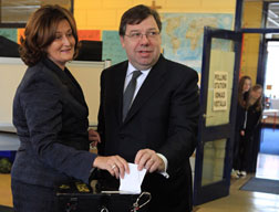Irish Prime Minister Brian Cowen (R) and his wife Mary cast their ballot on the second referendum on the European Union's Lisbon Treaty.