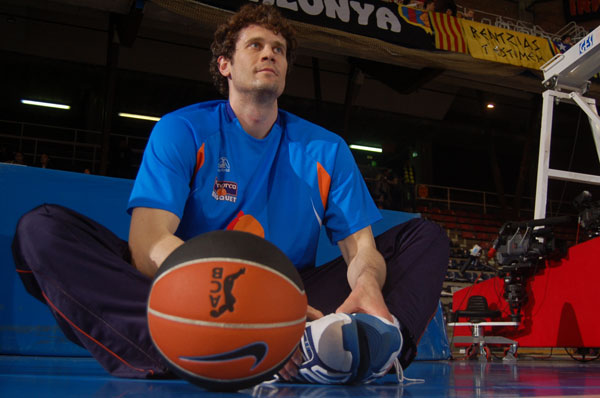 Paul Shirley warms up for a game in the Spanish pro-basketball league.