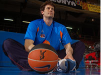 Paul Shirley playing in the Spanish basketball league. Click image to expand.