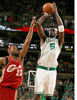 Kevin Garnett shoots against LeBron James. Click image to expand.