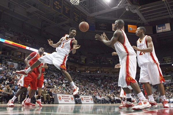Brandon Jennings (in No. 3 jersey).