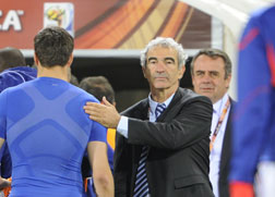 France's goalkeeper Hugo Lloris (L) shakes hands with France's coach Raymond Domenech. Click image to expand.