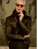 Guy Pearce as Andy Warhol in Factory Girl. Click image to expand.