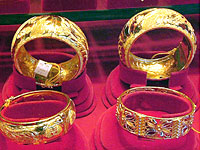 Gold jewelry
Click image to expand.