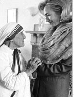 Mother Teresa with Hillary Clinton in 1995. Click image to expand.