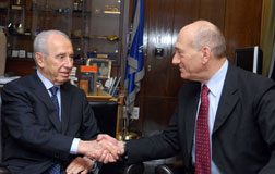 Israeli Prime Minister Ehud Olmert (R) meets with President Shimon Peres. Click image to expand.