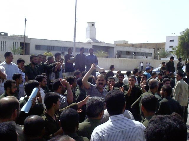A crowd of demonstrators at the gates of the CPA in Amara.