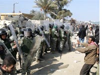 Egyptain riot policemen. Click image to expand.