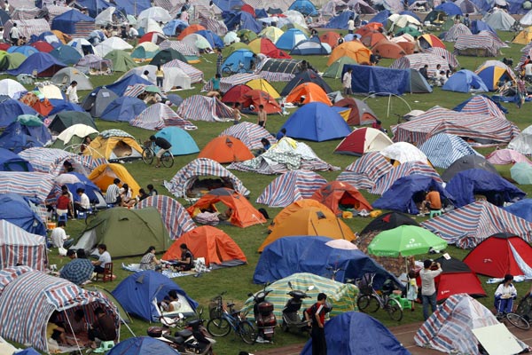 Aftershock fears send thousands of Chinese out onto the street.