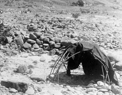 A Nez Percé sweat lodge. Click image to expand.