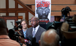 Rev. Raphael Warnock and Amnesty International Campaign Director Laura Moye at a press conference in support of death row inmate Troy Davis. Click image to expand.