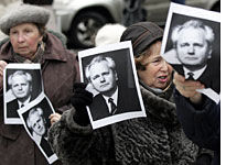 Russian Communist Party supporters hold pictures of Milosevic. Click image to expand.