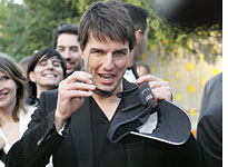Does Tom Cruise have cooties? 
Click image to expand.