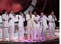 Smokey Robinson on American Idol. Click image to expand.