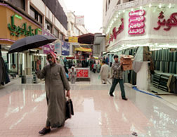 Kuwaiti shoppers. Click image to expand.