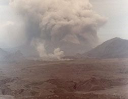 Mount Pinatubo erupting in 1991. Click image to expand.