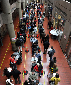 Photograph of long voting line by Tim Sloan/AFP/Getty Images.