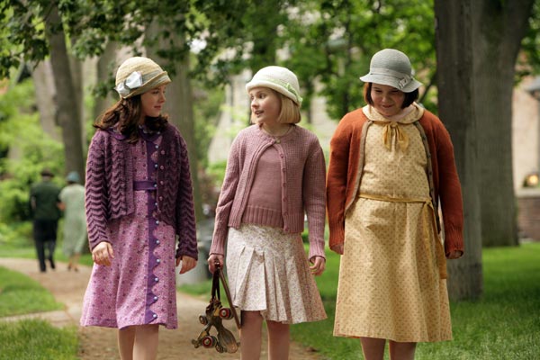 Madison Davenport, Abigail Breslin, and Brieanne Jansen in Kit Kittredge: An American Girl.