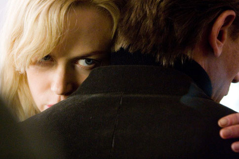 Nicole Kidman sees pod people in Invasion.