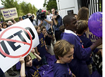 Children asked President Bush not to veto the State Children's Health Insurance Program
Click image to expand.
