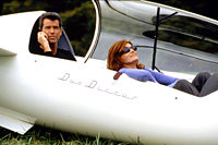 Brosnan and Russo in The Thomas Crown Affair