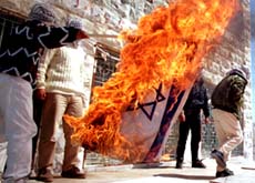 Palestinian protesters burn Israeli flag